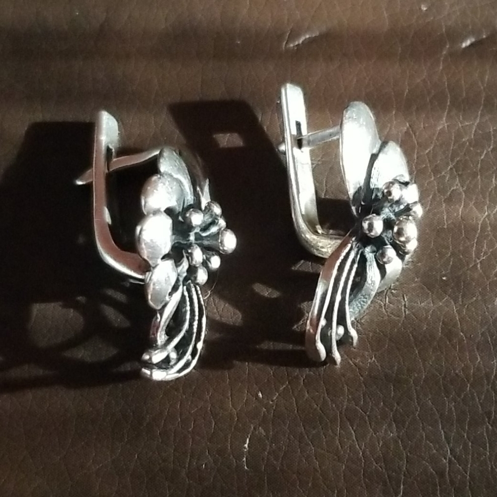 Silver  earrings - Picture 3 of 3